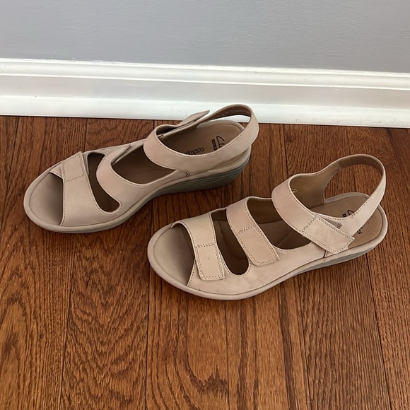 Clarks Reedly Juno Hook Suede Loop Cushion Wedge Sandal in Sand size 8.5 - Picture 2 of 8